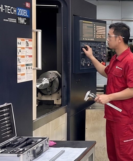 WorkerUsingCNCMachine